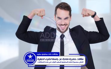 heureux-homme-affaires-costume-acclamant-contre-salle-blanche-lumineuse-fenetres-min