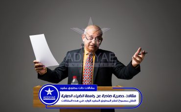 heureux-homme-affaires-senior-asiatique-indien-heureux-parlant-micro-au-podium-au-bureau-auditorium-presentant-quelque-chose-min