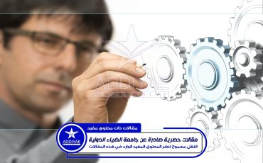 ingenieur-caucasien-dessinant-engrenages-mur-transparent-concept-fond-ingenierie-blanc-min