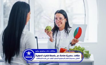 nutritionniste-feminine-graphique-donne-consultations-au-patient-interieur-du-bureau-min