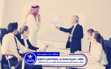 reunion-affaires-beau-jeune-homme-arabe-presentant-ses-idees-ses-collegues-ecoutant-idees-investissements-reussis-dans-bureau-moderne-lumineux-min