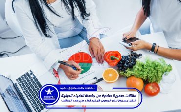 vue-dessus-nutritionniste-qui-donne-consultations-au-patient-interieur-du-bureau-min